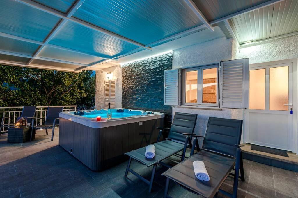 Lora Villa *