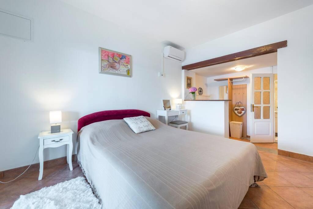 Lora Villa