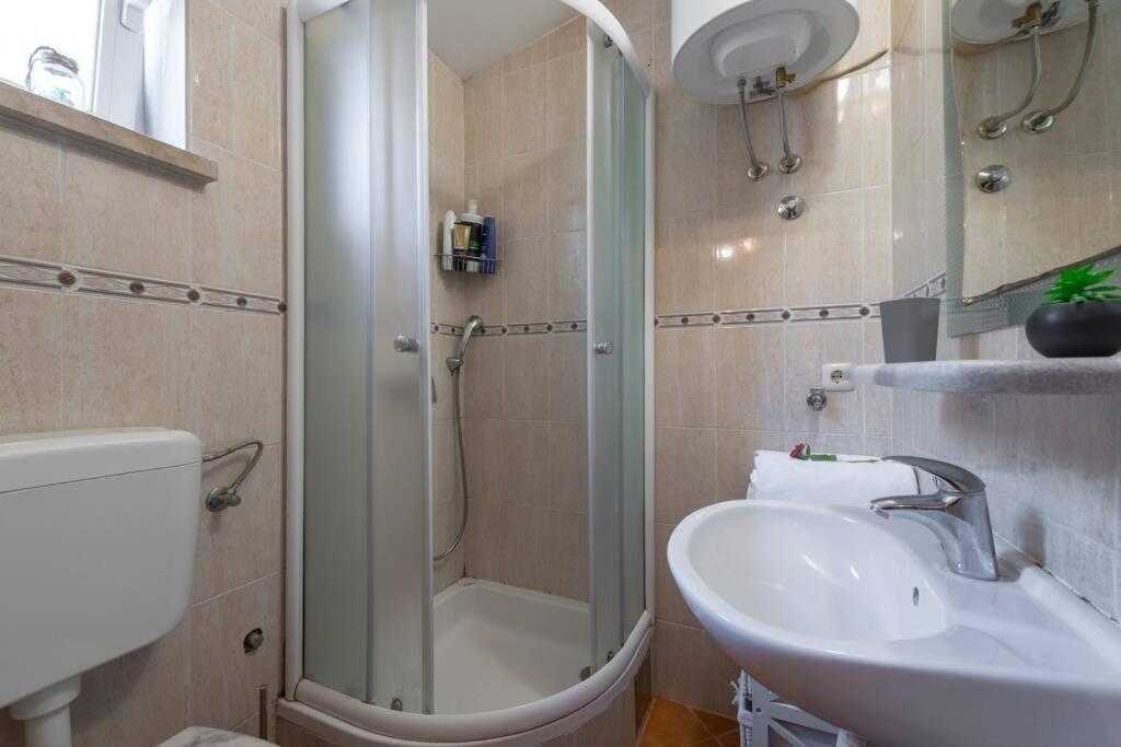 Lora Villa *