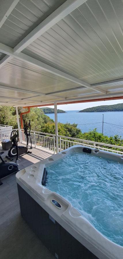 Lora Villa *