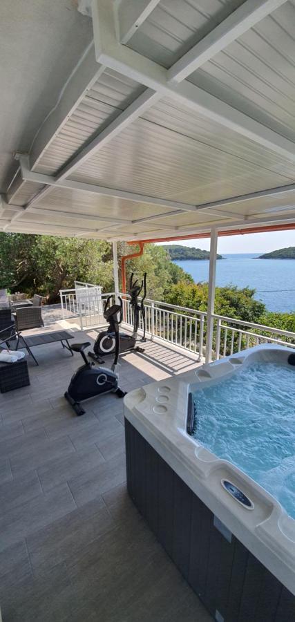 Lora Villa *